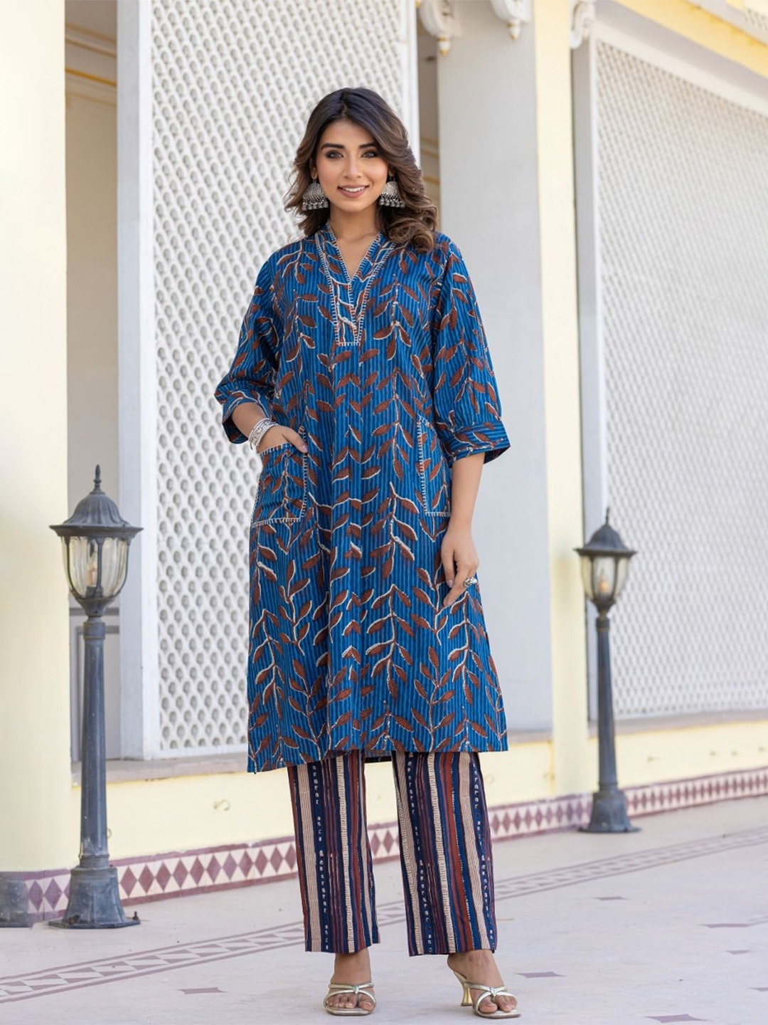 

FREYAA Floral Printed V-Neck A-Line Kurta, Blue