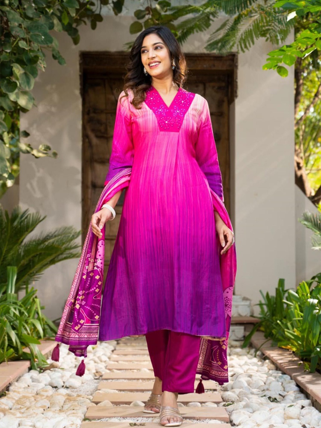 

FREYAA Women Embroidered Yoke or Border Kurta Set With Dupatta, Pink