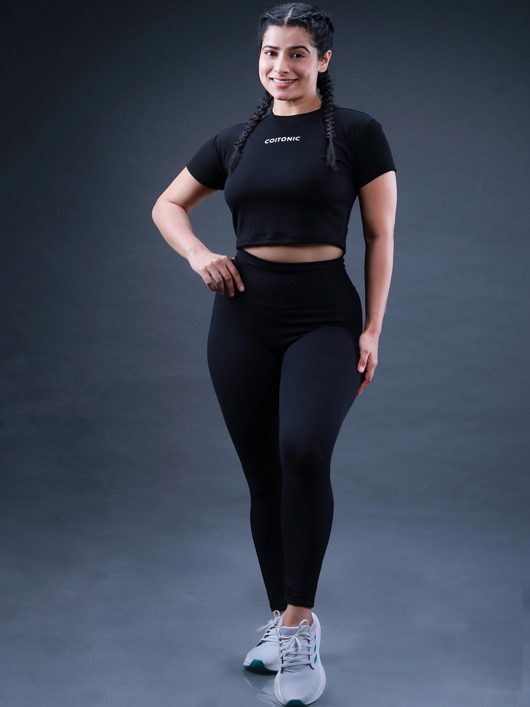 

Coitonic Round Neck Crop Top, Black
