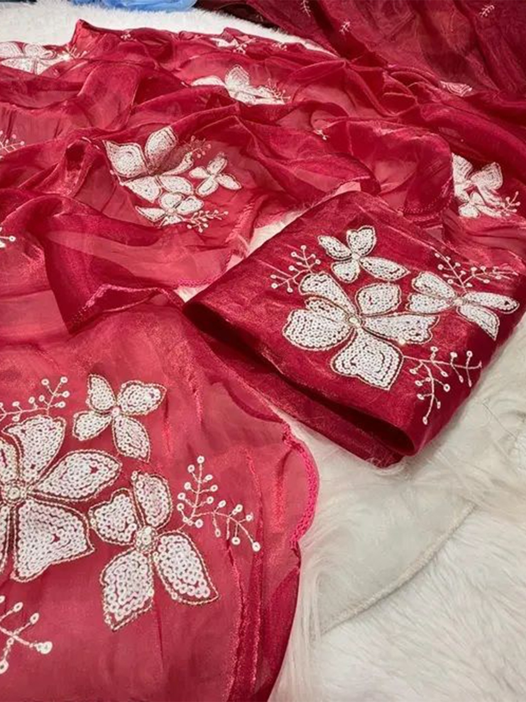 

Aika Floral Sequinned Pure Silk Banarasi Saree, Red