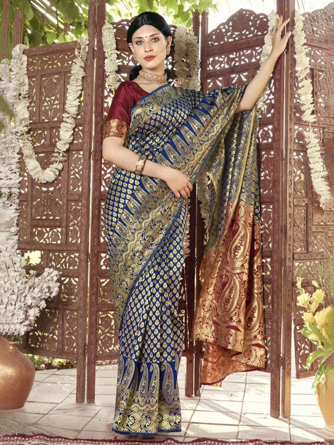 

sagarika Woven Design Zari Kanjeevaram Saree, Navy blue