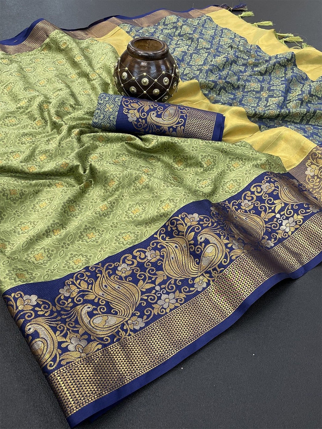 

Aika Woven Design Zari Silk Blend Kanjeevaram Saree, Blue