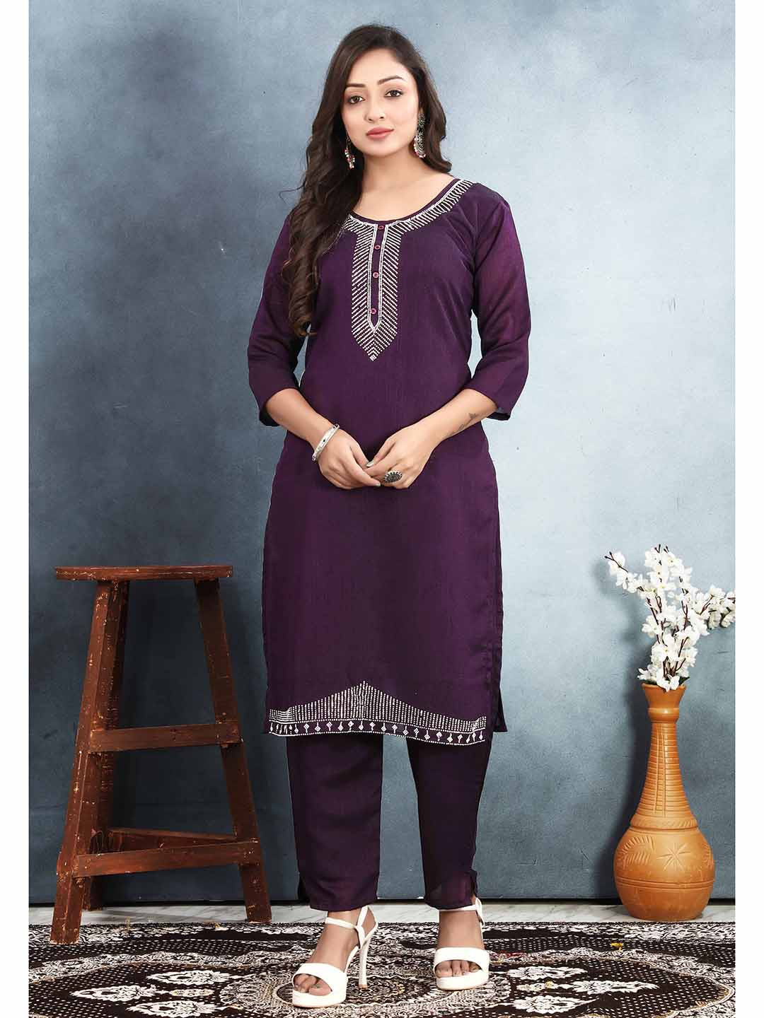 

Siya Fashion Geometric Yoke Design Round Neck Straight Kurta With Trouser, Purple