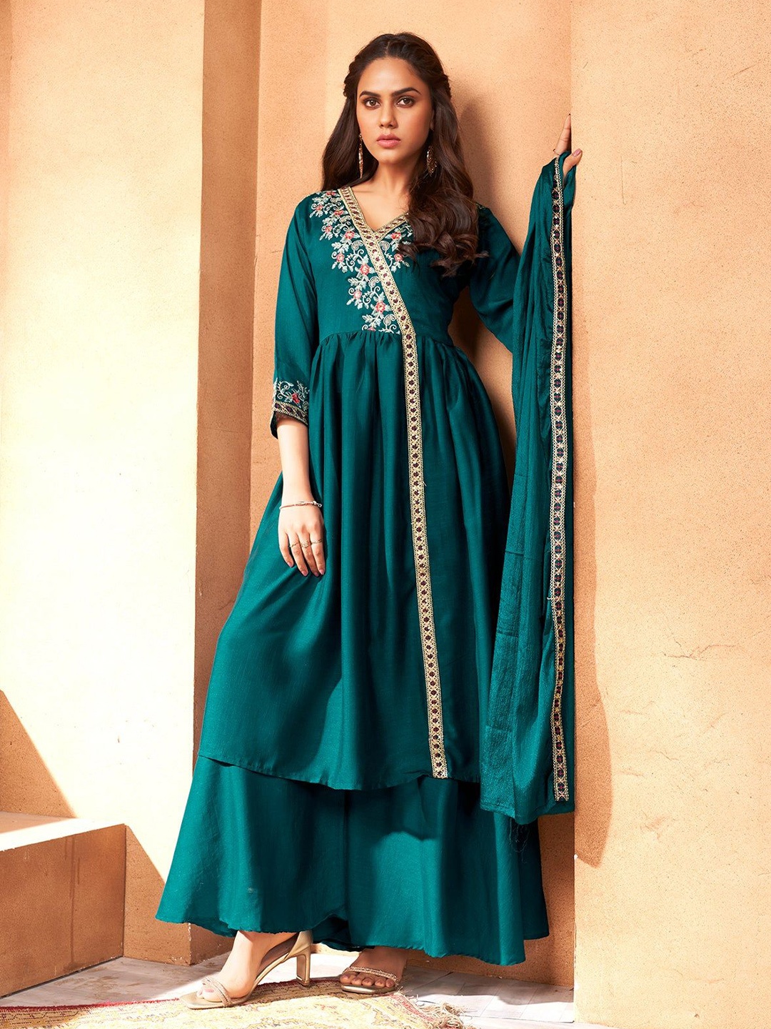 

FREYAA Women Floral Embroidered Kurta & Palazzos With Dupatta, Teal