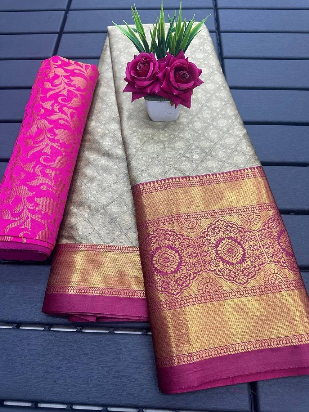 

Aika Woven Design Pure Silk Banarasi Saree, Pink
