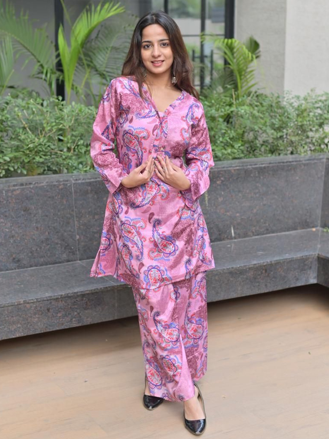 

SHREE KUDMAI Printed V Neck Pure Silk Tunic With Trouser, Pink
