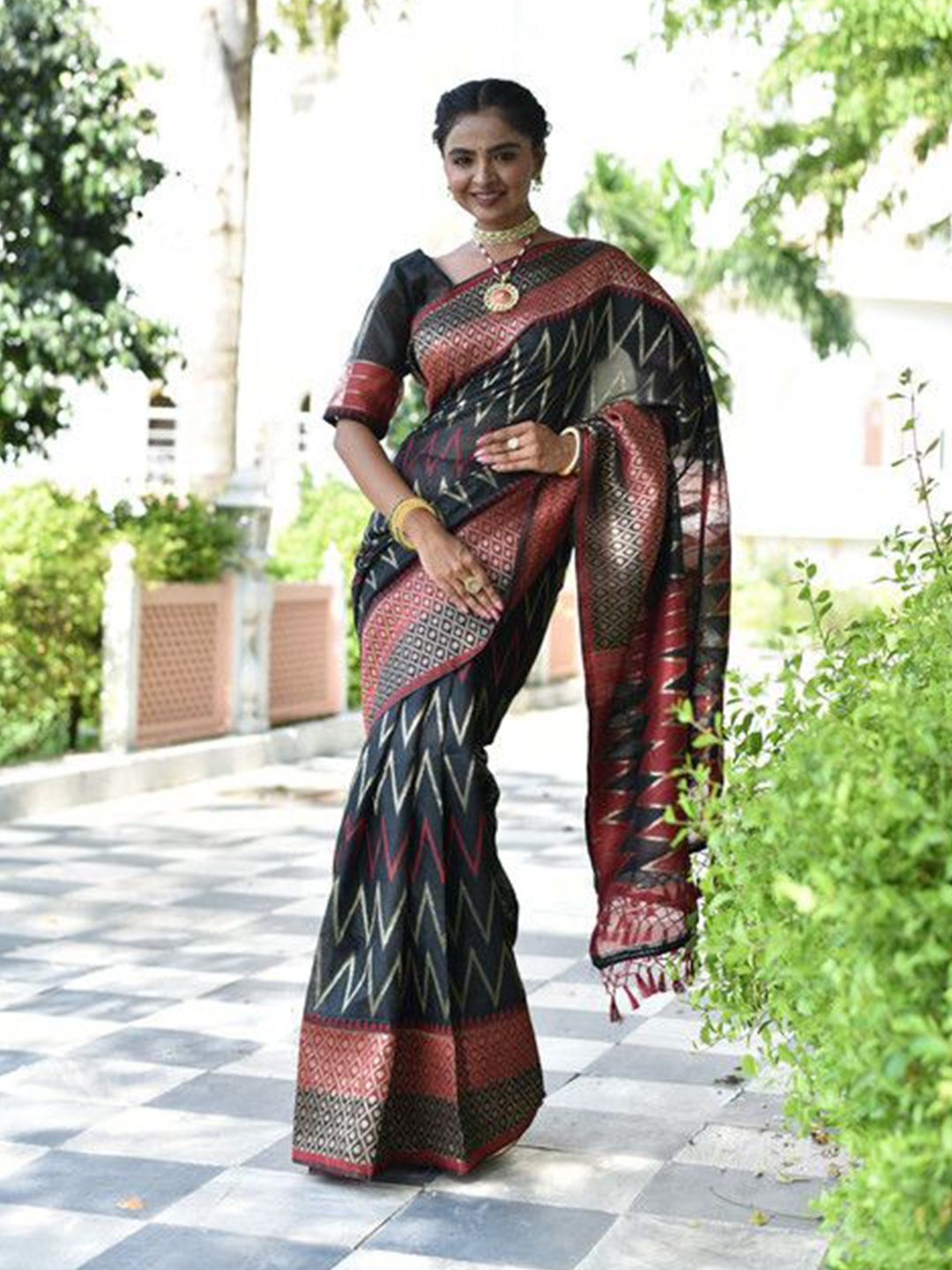 

sagarika Woven Design Zari Jamdani Saree, Black