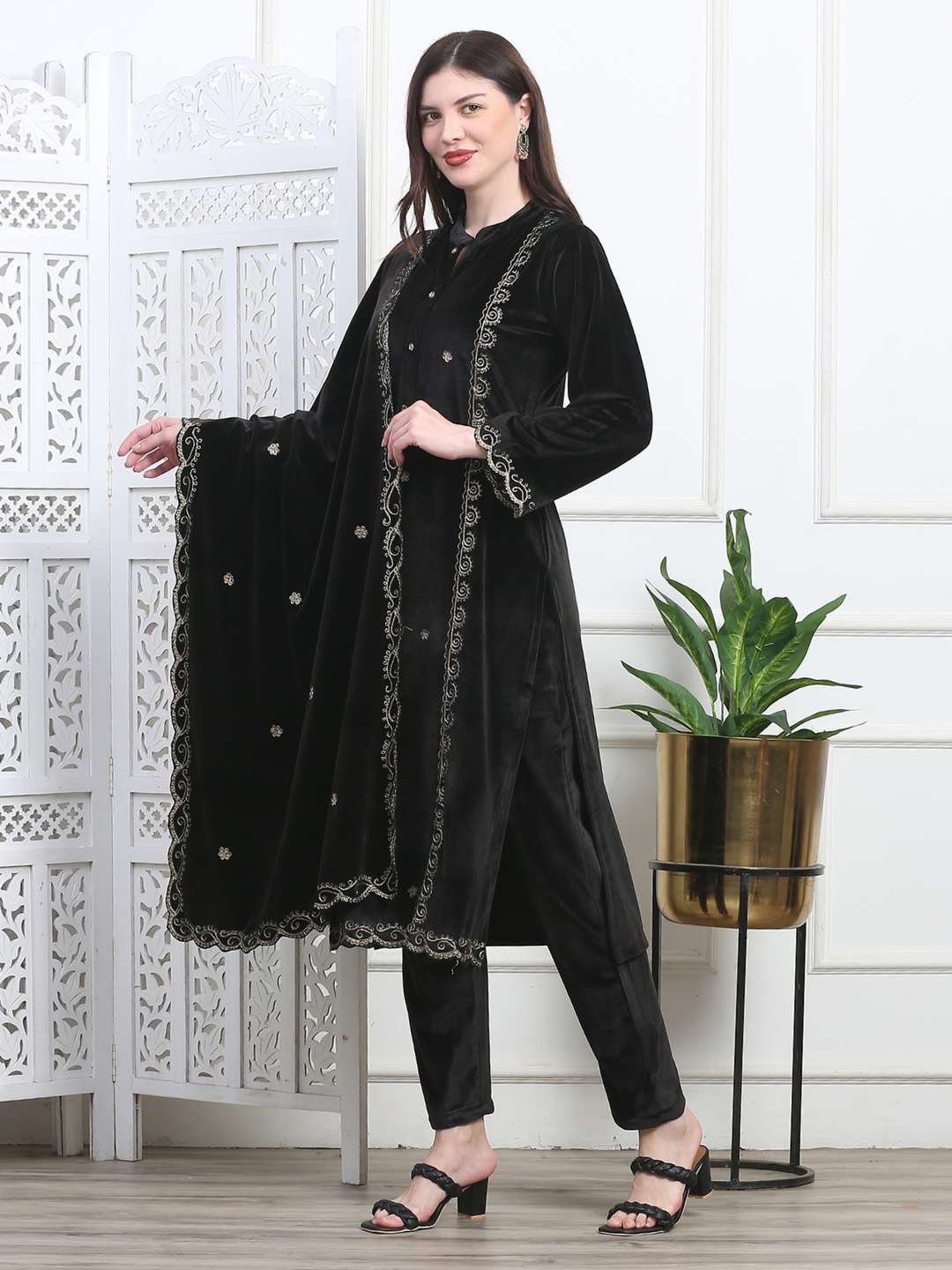 

AAVARANA BY KARNIKA Floral Embroidered Velvet Straight Kurta With Pyjama & Dupatta, Black