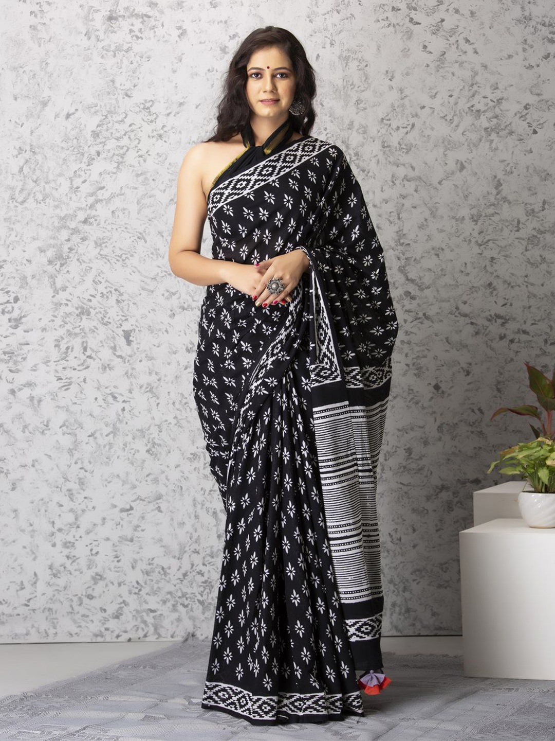 

Craft Musium Floral Pure Cotton Bagru Saree, Black