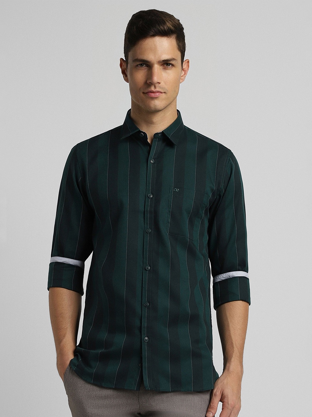 

Peter England Casuals Men Slim Fit Spread Collar Vertical Striped Cotton Casual Shirt, Green