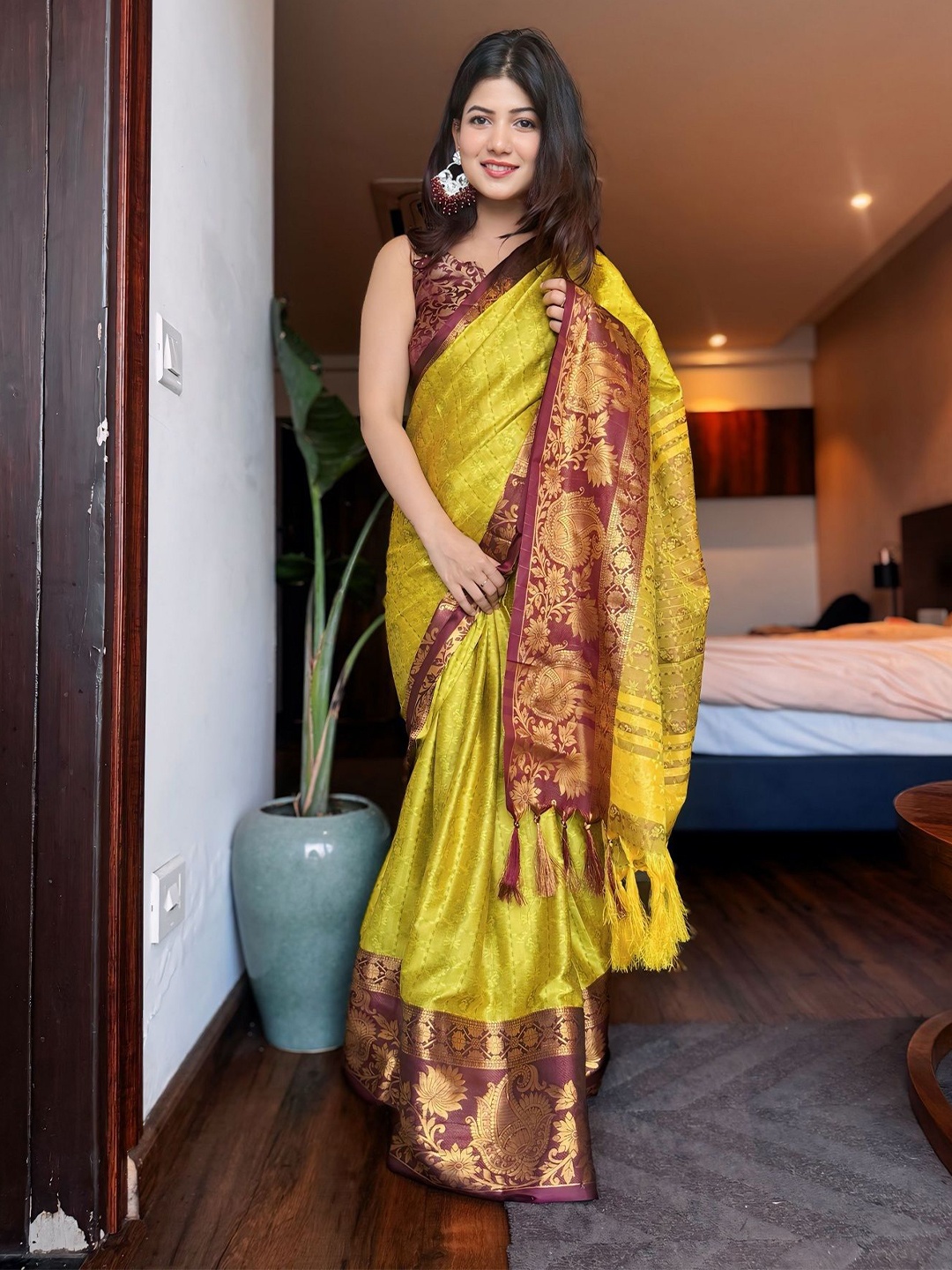 

Aika Woven Design Zari Saree, Maroon
