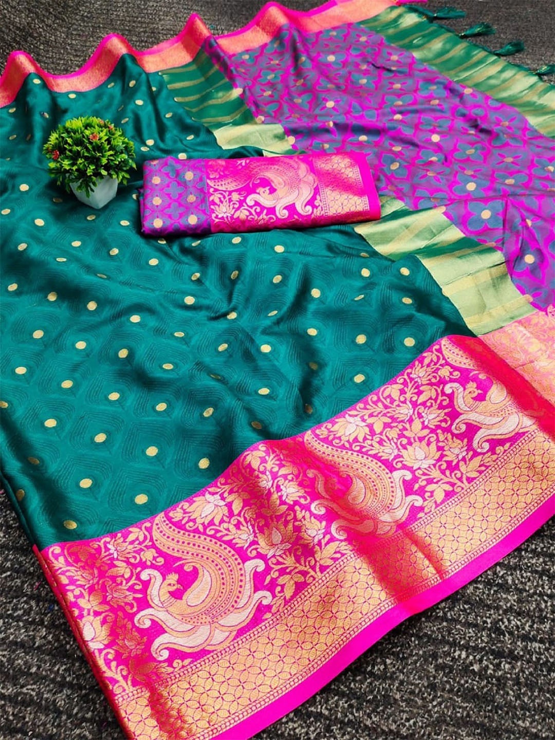 

Aika Pure Silk Banarasi Saree, Pink