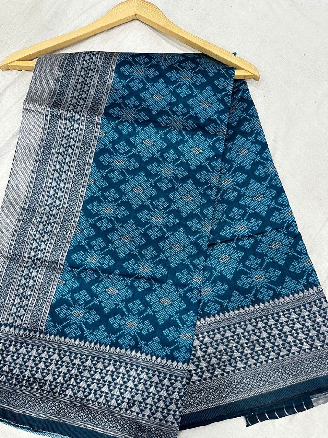 

Aika Woven Design Zari Saree, Blue