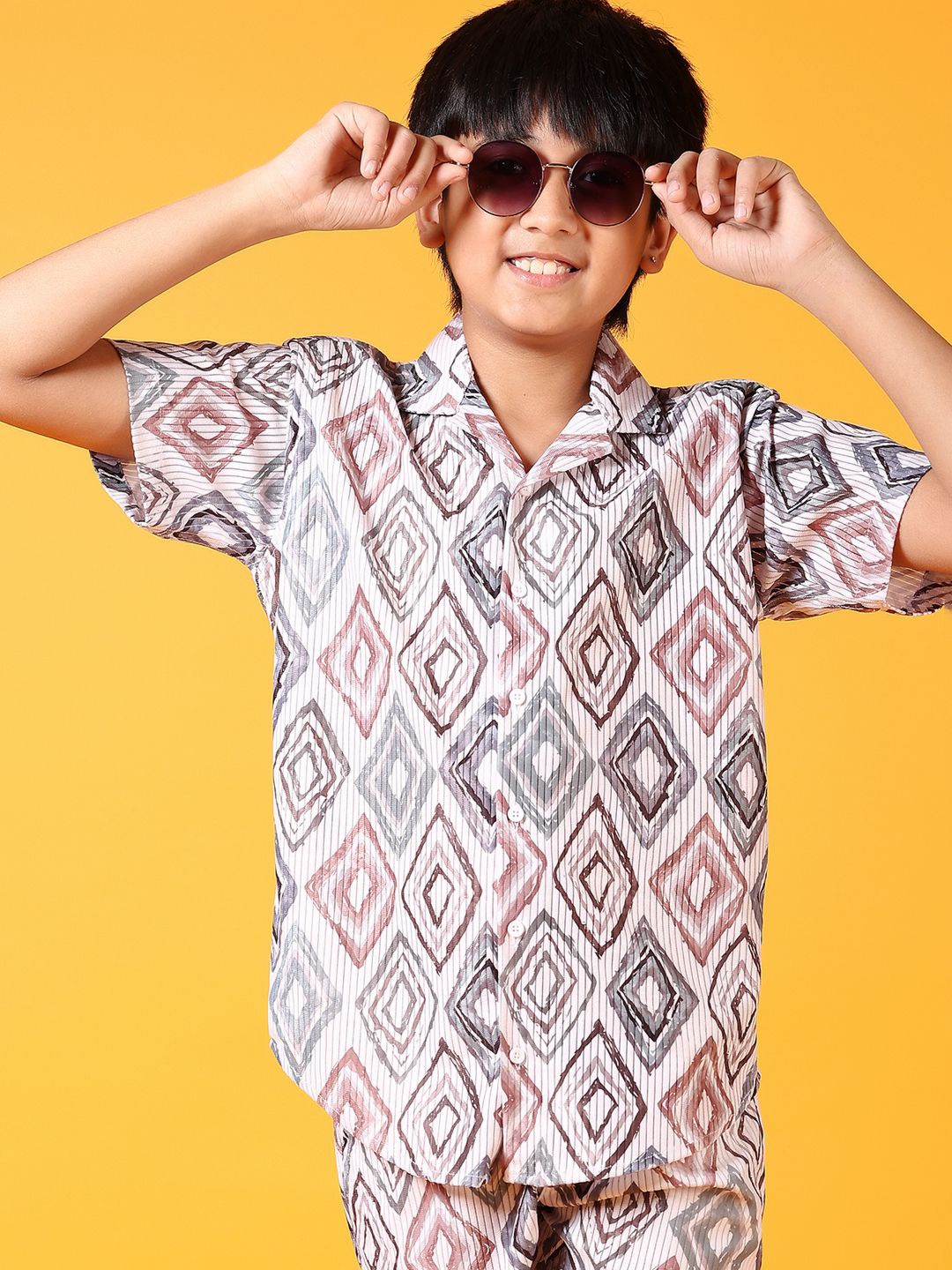 

V-Mart Boys Printed Short Sleeves Pure Cotton Shirt With Shorts, Grey