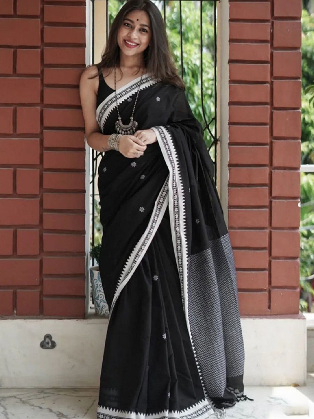 

Aika Woven Design Pure Silk Banarasi Saree, Black