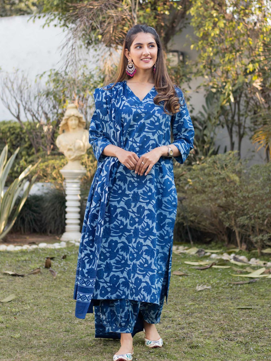 

MANOJAVA Floral Printed V-Neck Pure Cotton Straight Kurta With Trouser And Dupatta, Blue