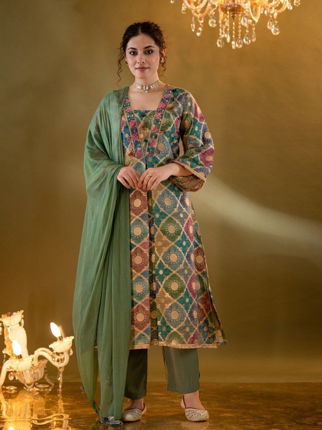 

FREYAA Women Yoke or Border Kurta Set With Dupatta, Green