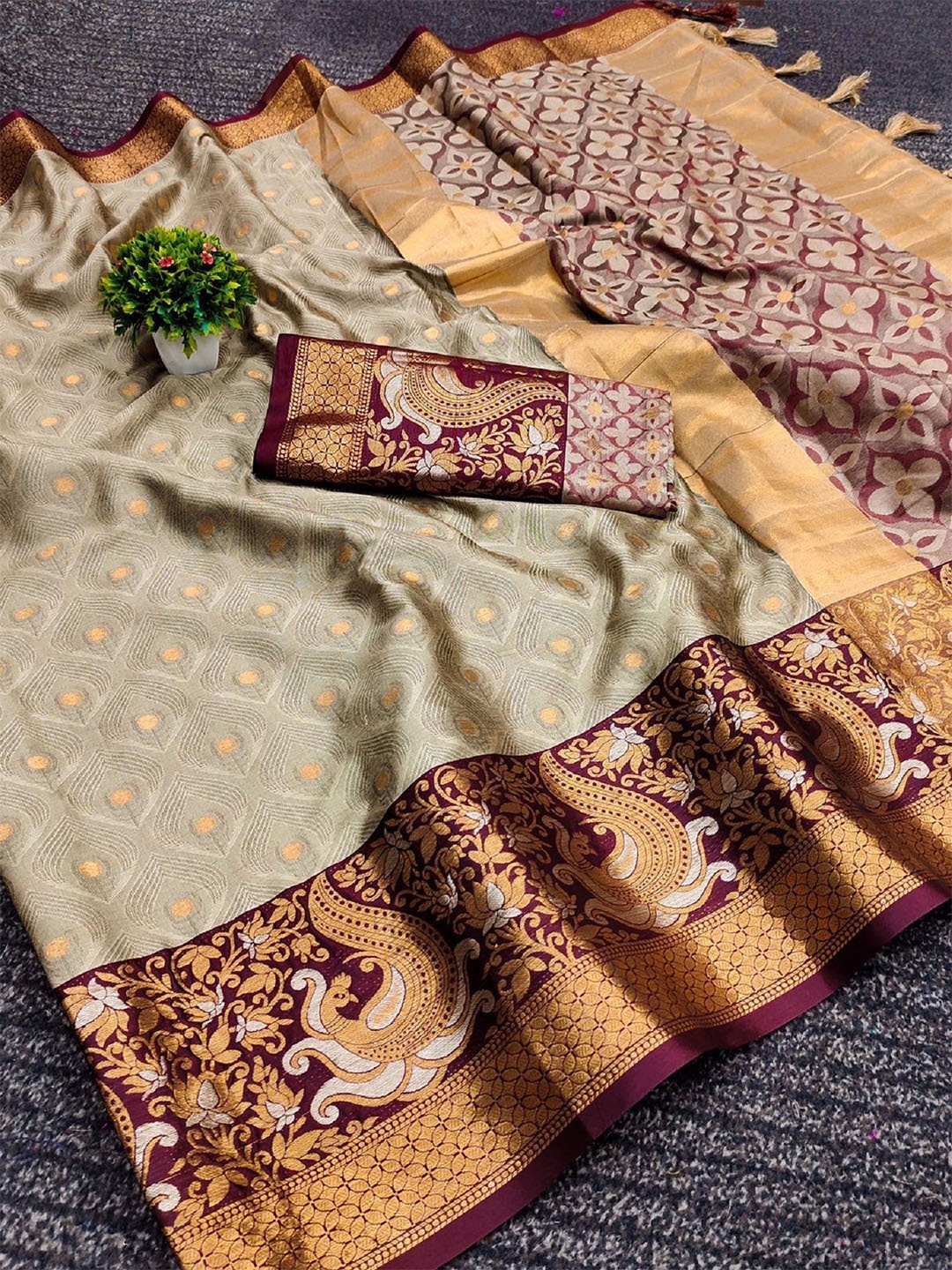 

Aika Ethnic Motifs Zari Saree, Gold
