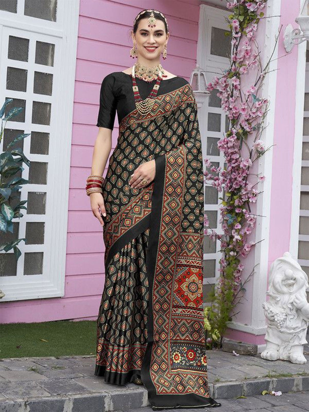 

sagarika Ethnic Motifs Printed Saree, Black