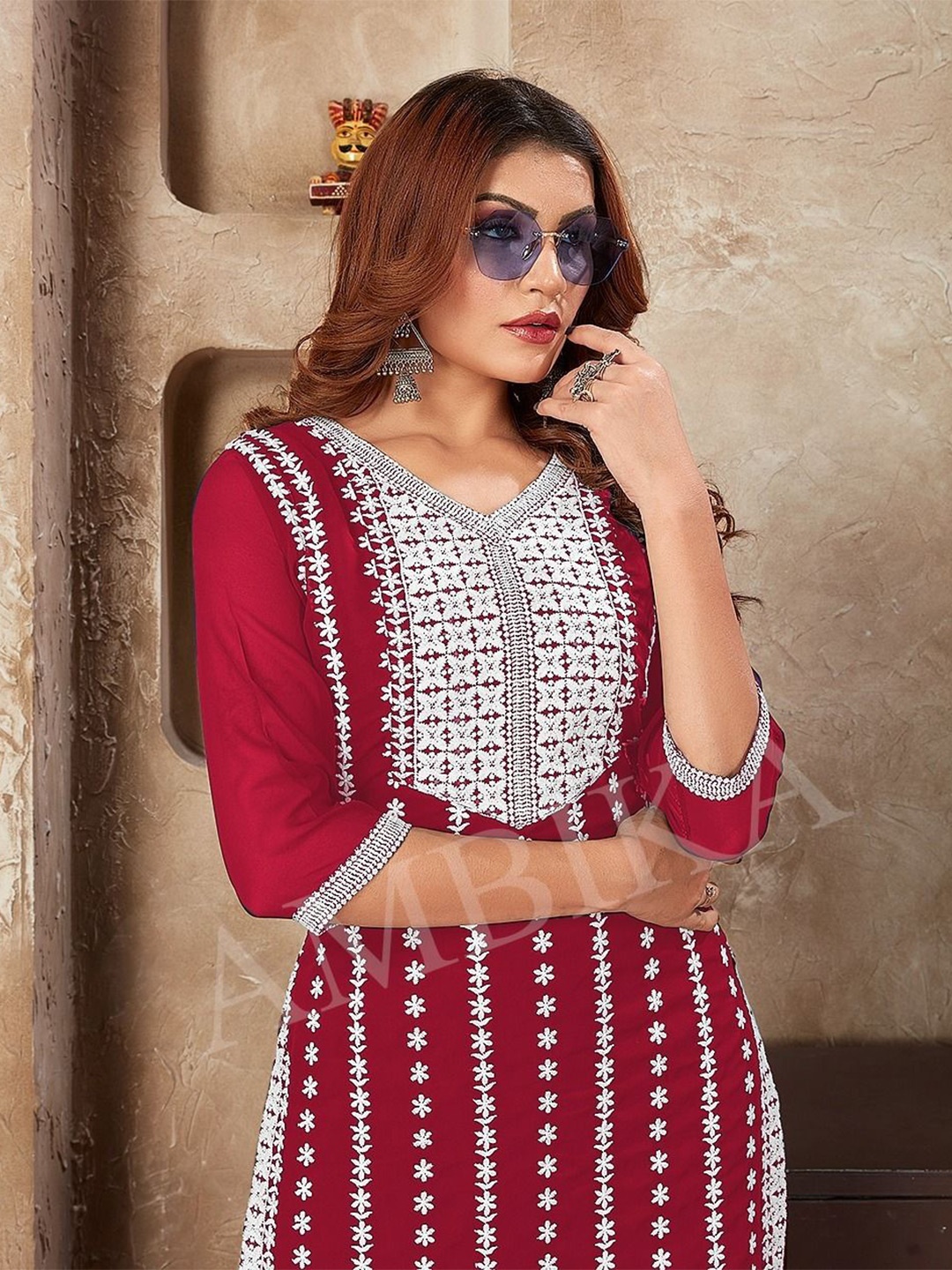 

REET MAHAL Women Embroidered Straight Kurta, Maroon