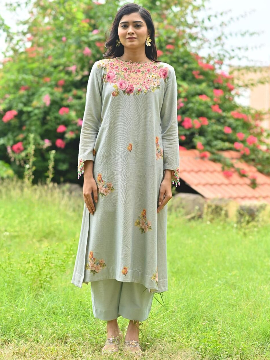 

KUHOOCO Women Floral Embroidered Pure Cotton Straight Kurta, Grey