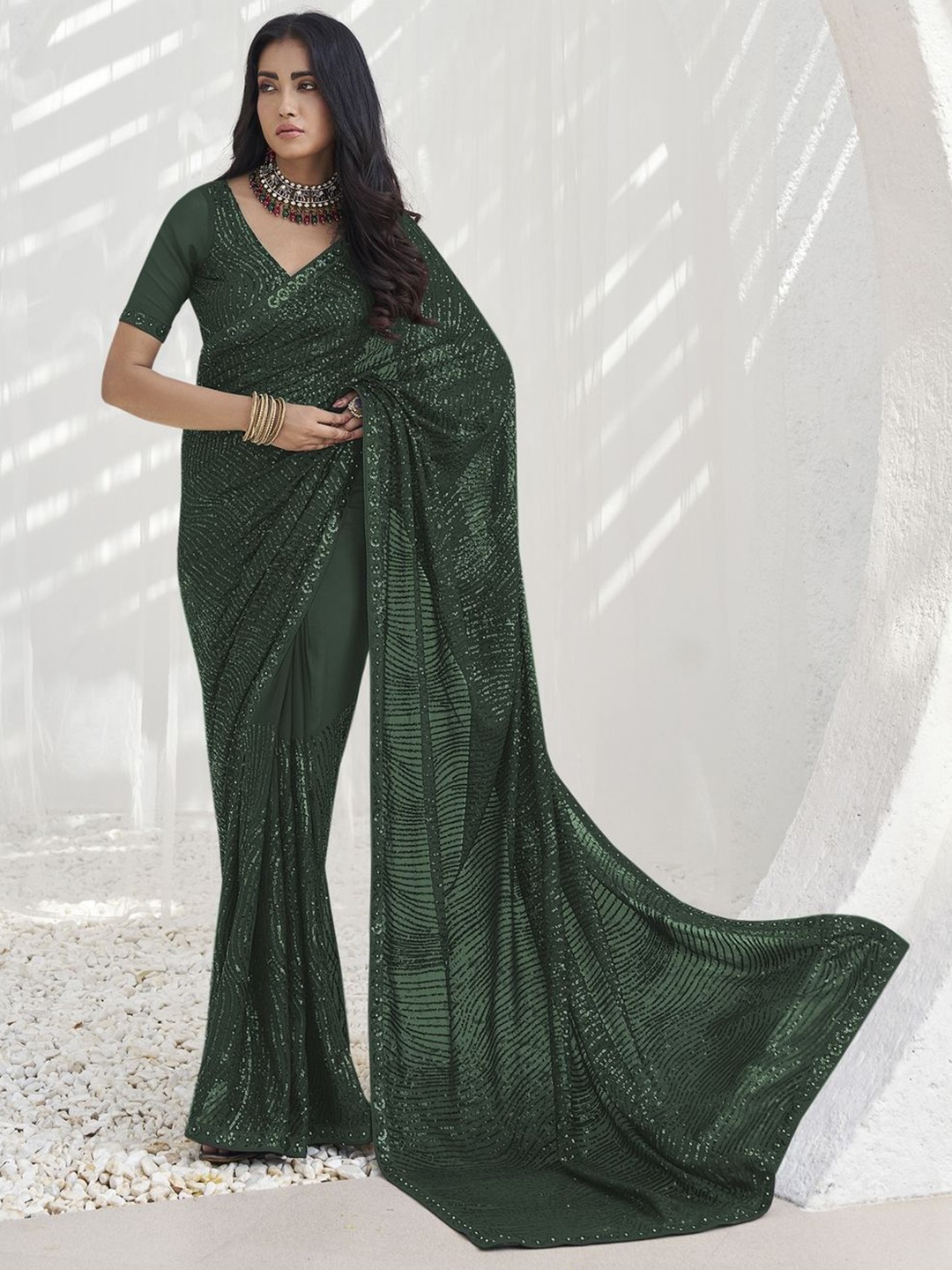 

Suha Embellished Sequinned Pure Georgette Saree, Green