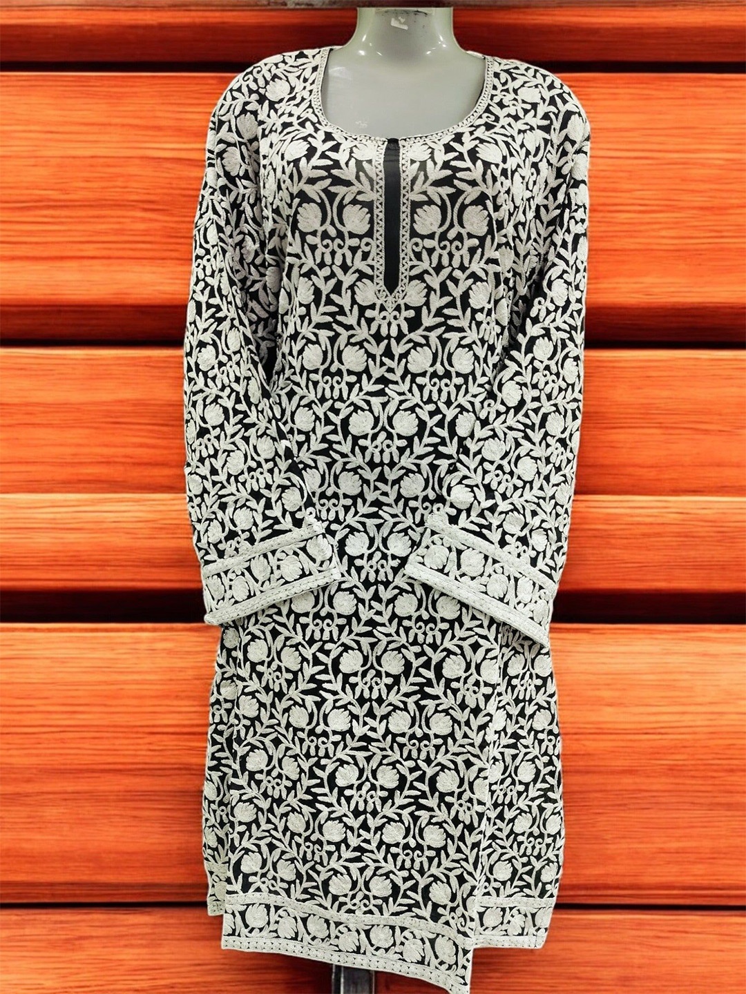 

REET MAHAL Women Embroidered Straight Kurta, Black