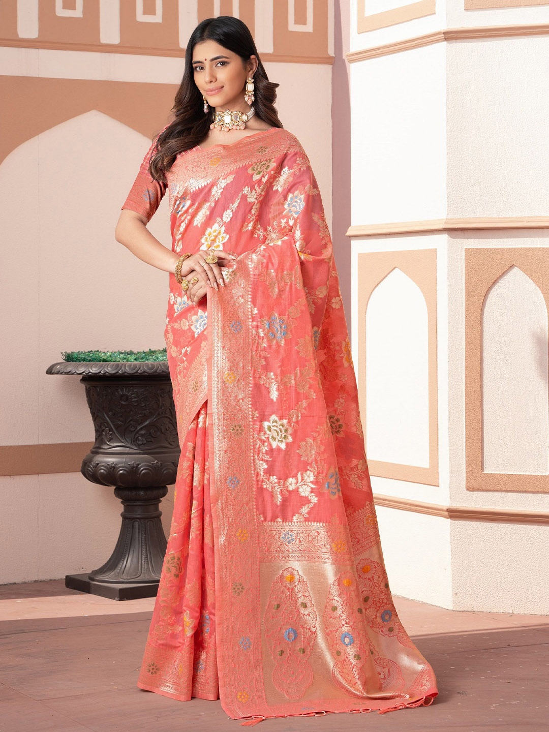 

MAHALASA Floral Zari Handloom Banarasi Saree, Peach