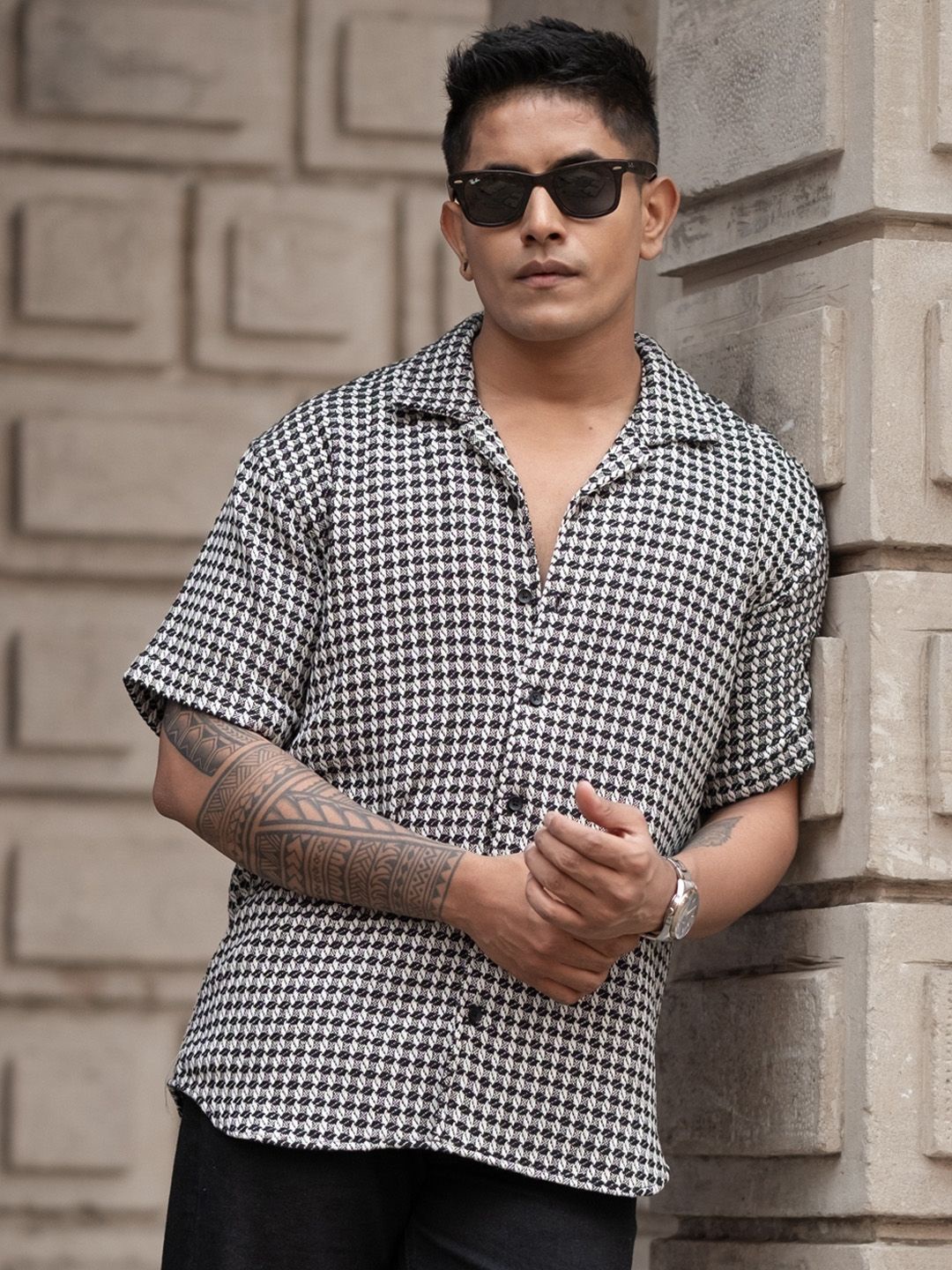 

Powerlook Men Spread Collar Geometric Printed Casual Shirt, Black