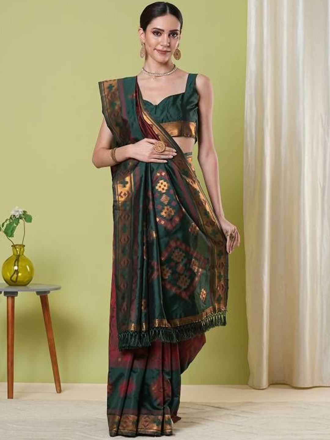 

KAYOMMI Woven Design Zari Banarasi Saree, Maroon