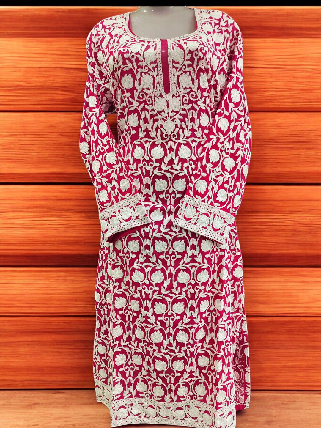 

REET MAHAL Floral Embroidered Thread Work Floral Georgette Kurta, Rose