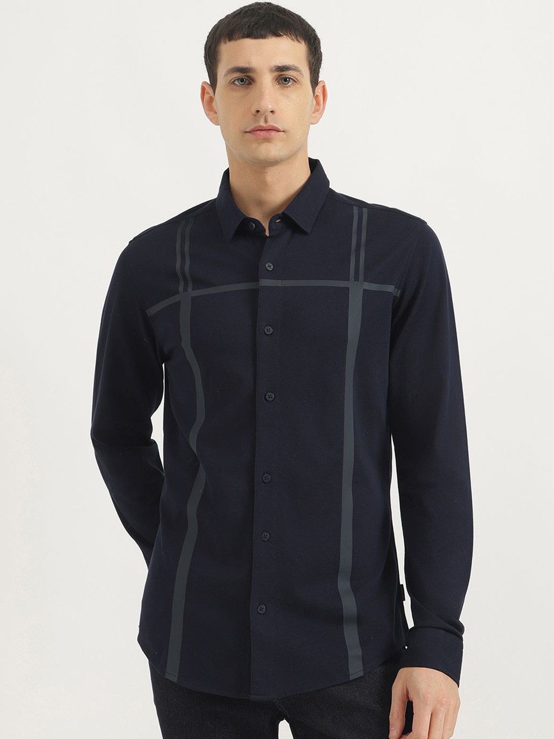 

United Colors of Benetton Men Slim Fit Spread Collar Solid Cotton Casual Shirt, Navy blue