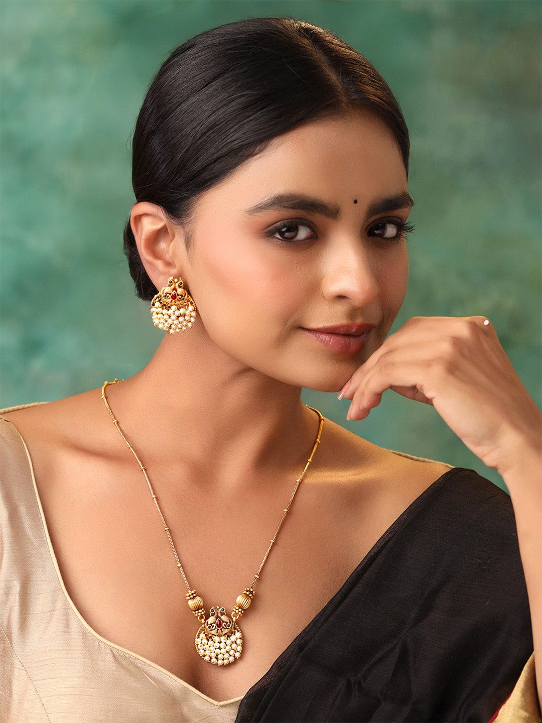 

Yellow Chimes Gold Plated Pearl Beaded Jewellery Set