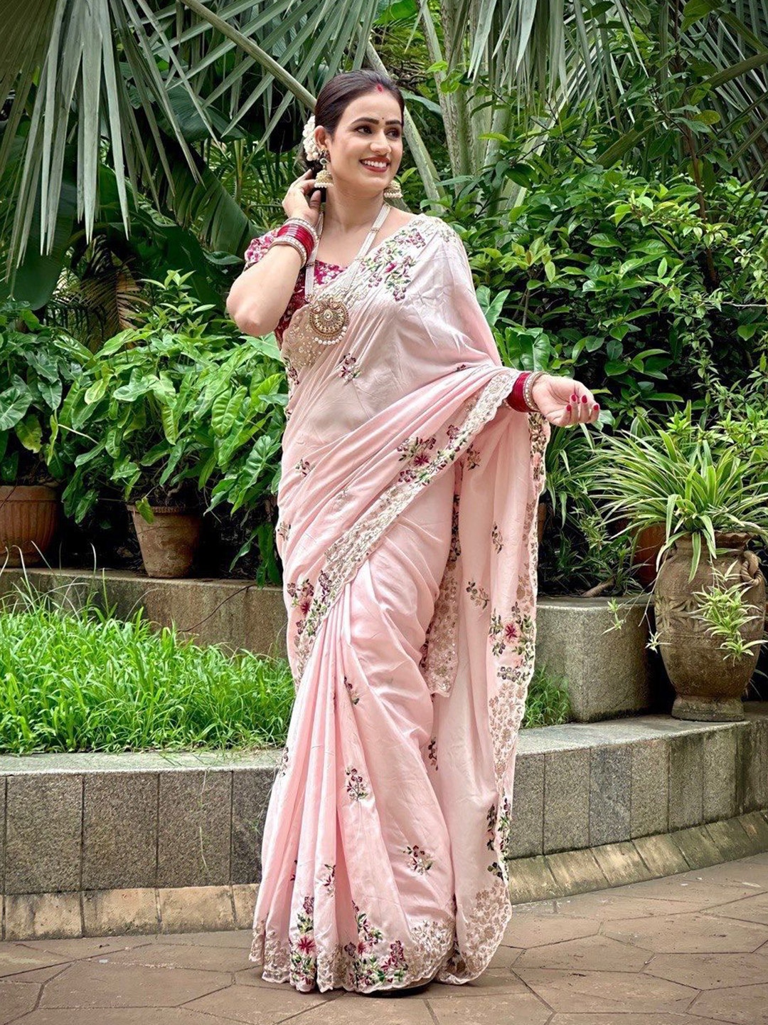 

VenderVilla Floral Embroidered Saree, Pink