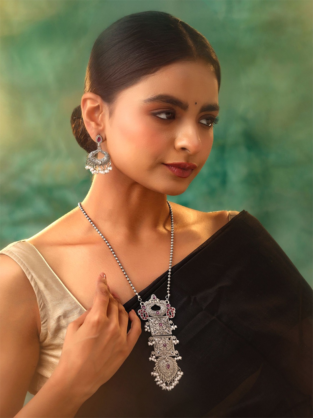 

Yellow Chimes Silver-Plated Artificial Stone-Studded & Beaded Oxidised Jewellery Set