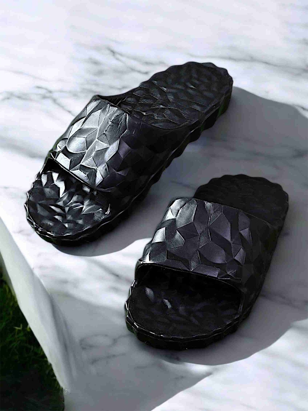 

KAPYANSH Men Rubber Sliders, Black