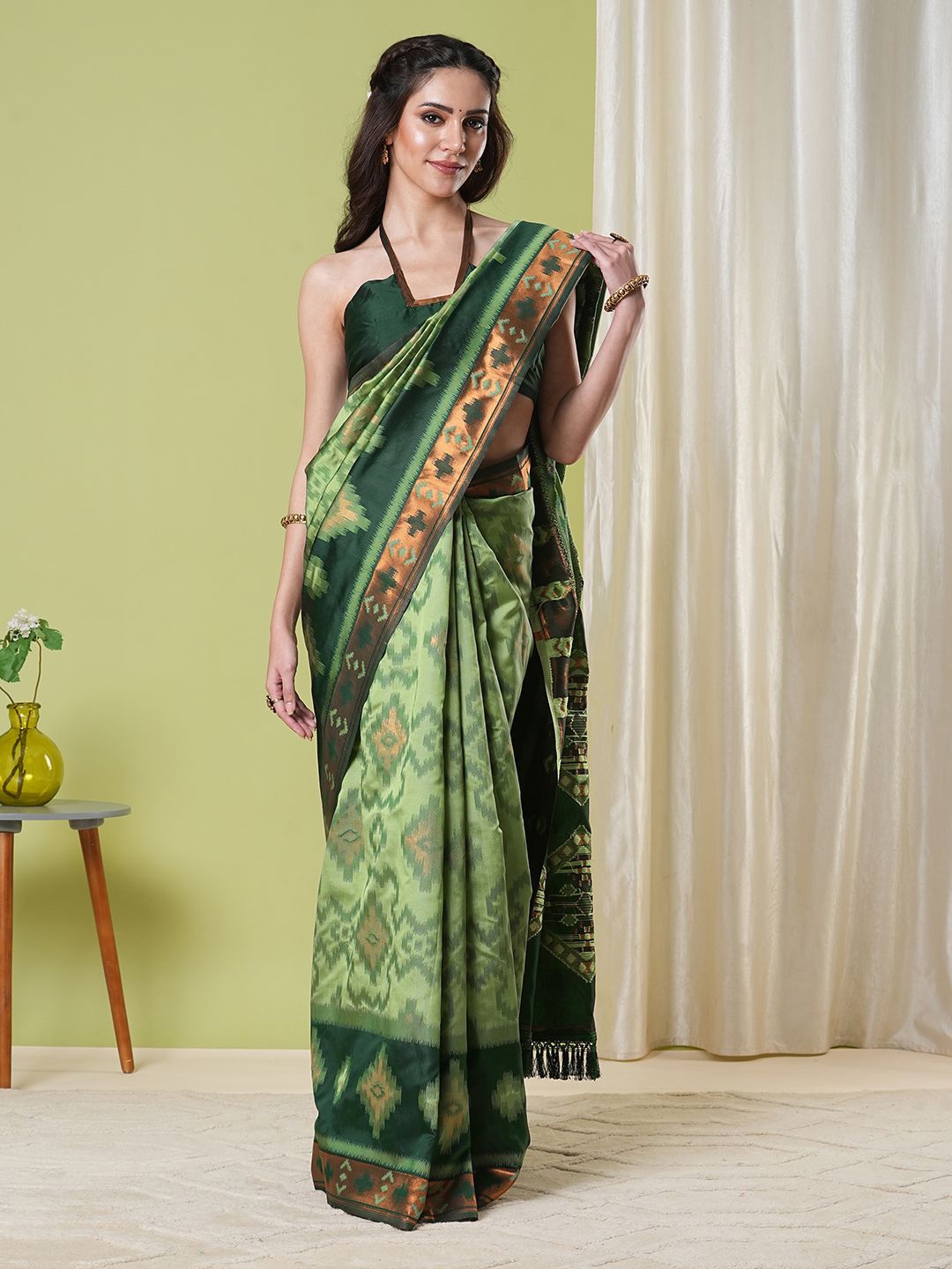 

KAYOMMI Women Warli Woven Design Zari Banarasi Saree, Green