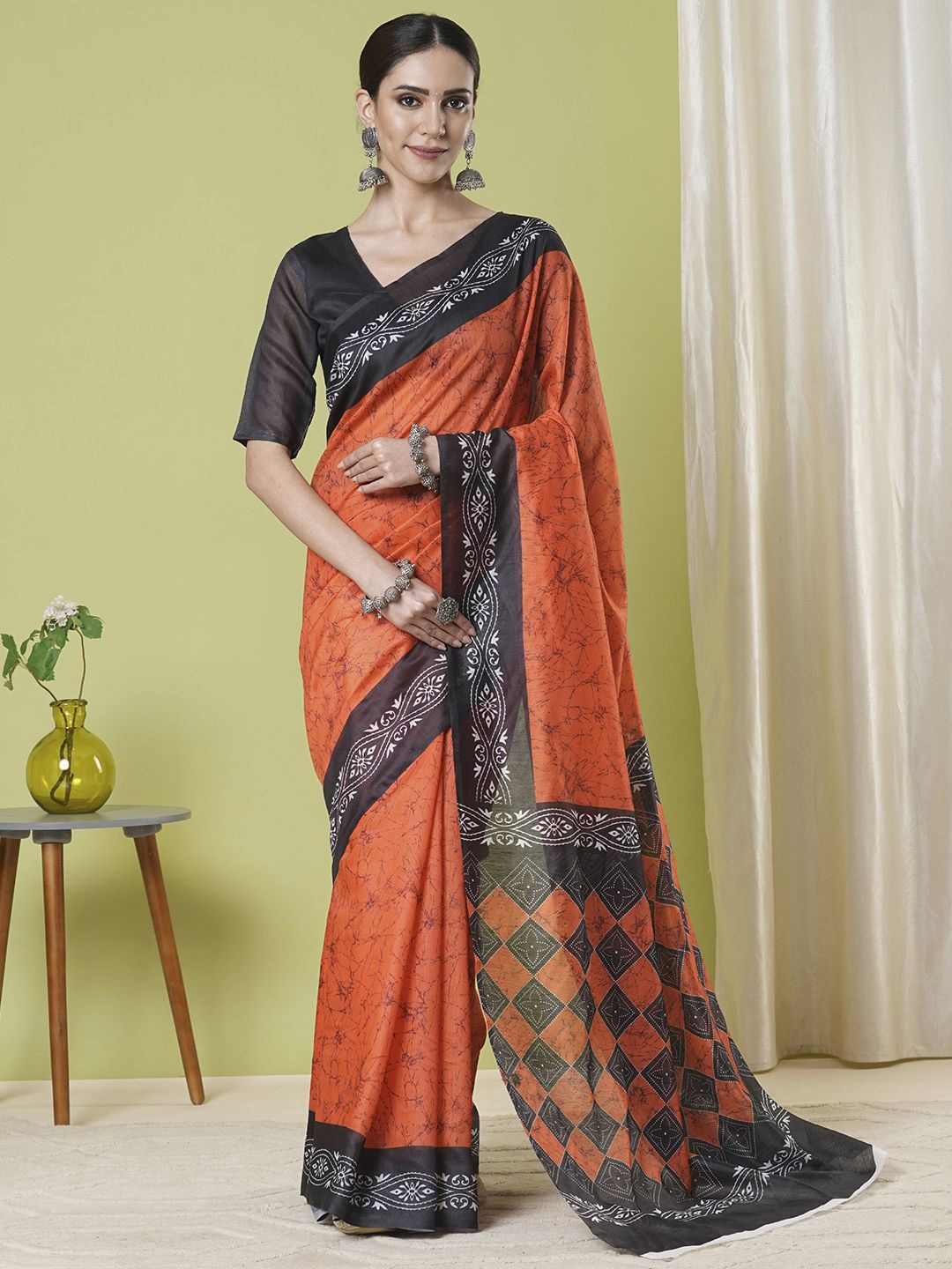 

KAYOMMI Printed Chanderi Saree with Blouse Piece, Orange