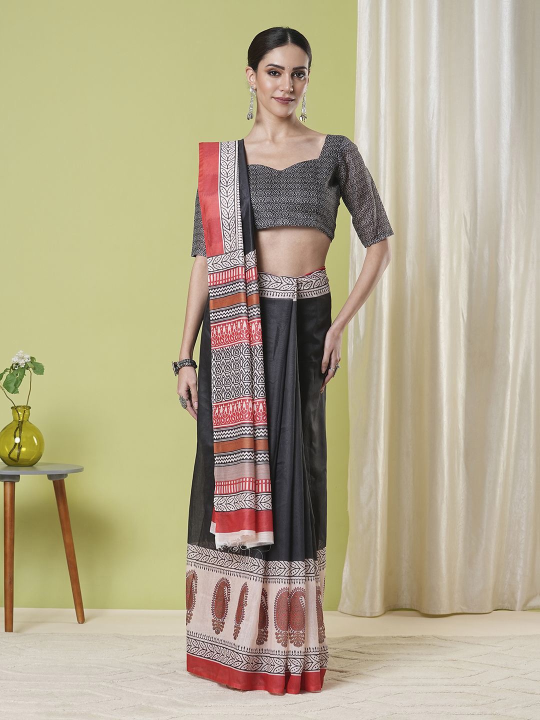 

KAYOMMI Women Ethnic Motifs Chanderi Saree, Black