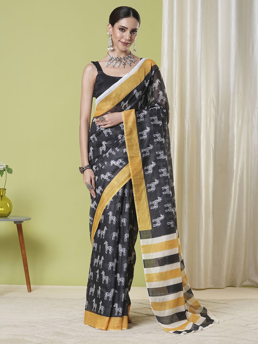 

KAYOMMI Floral Printed Chanderi Saree, Black