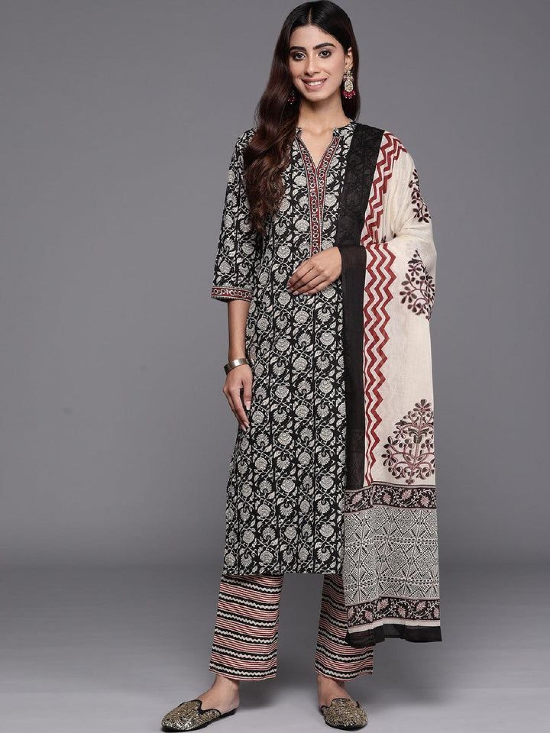 

Modestouze Attires Women Floral Printed Regular Kurta with Trousers & With Dupatta, Black