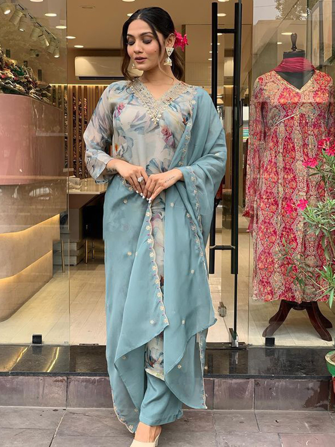 

SHREE KHODAL FASHION Women Floral Printed V Neck Kurta With Trousers & Dupatta, Grey