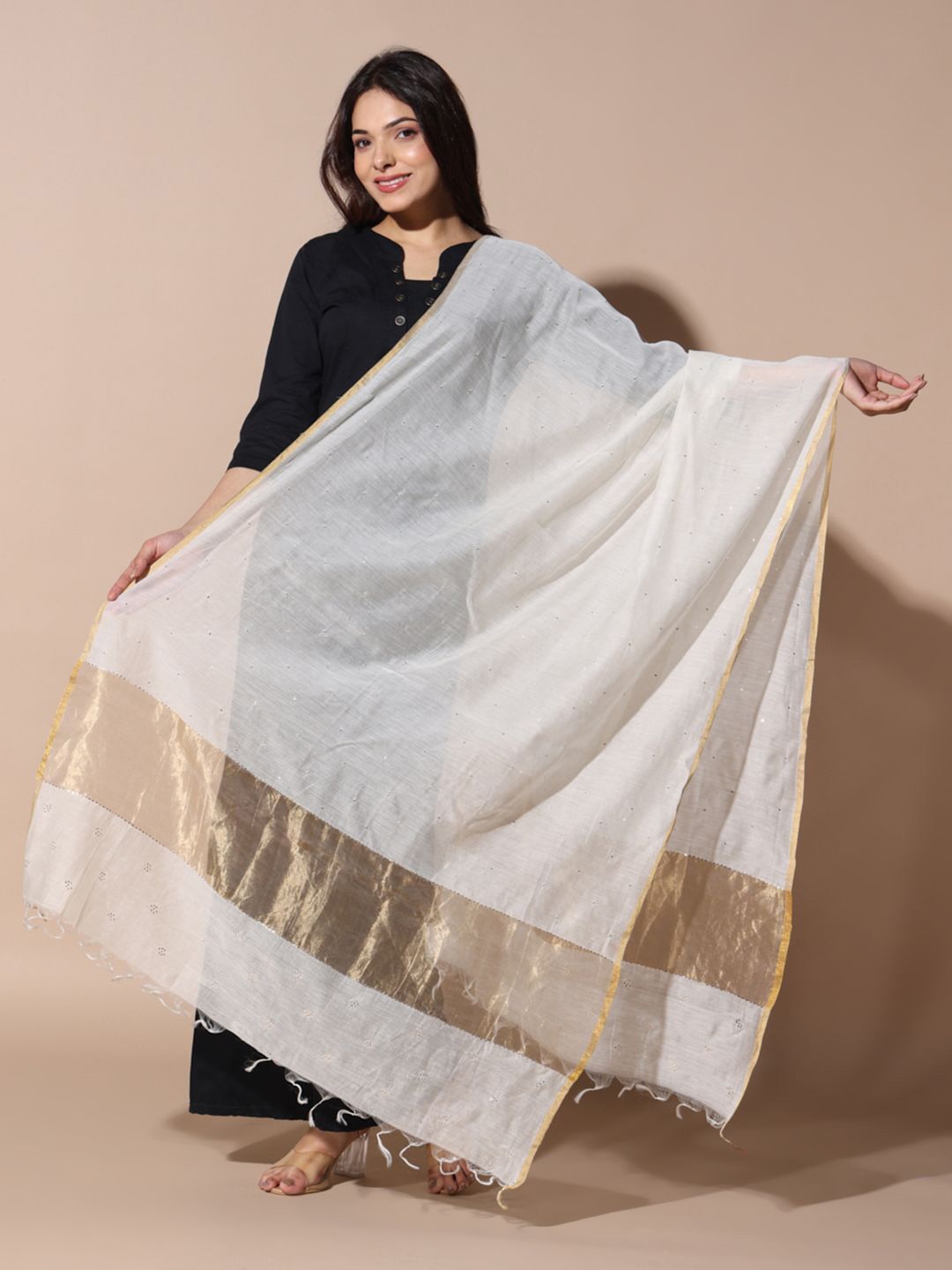 

Fashionable Chikan Handikraft Dupatta With Mukaish, White