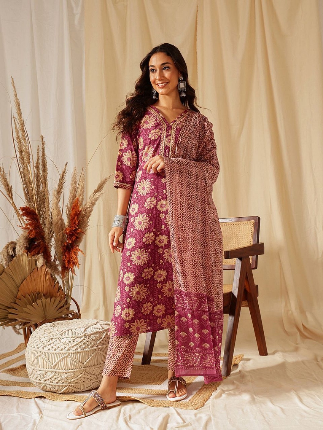 

Modestouze Attires Women Floral Printed Regular Gotta Patti Kurta with Trousers & With Dupatta, Purple