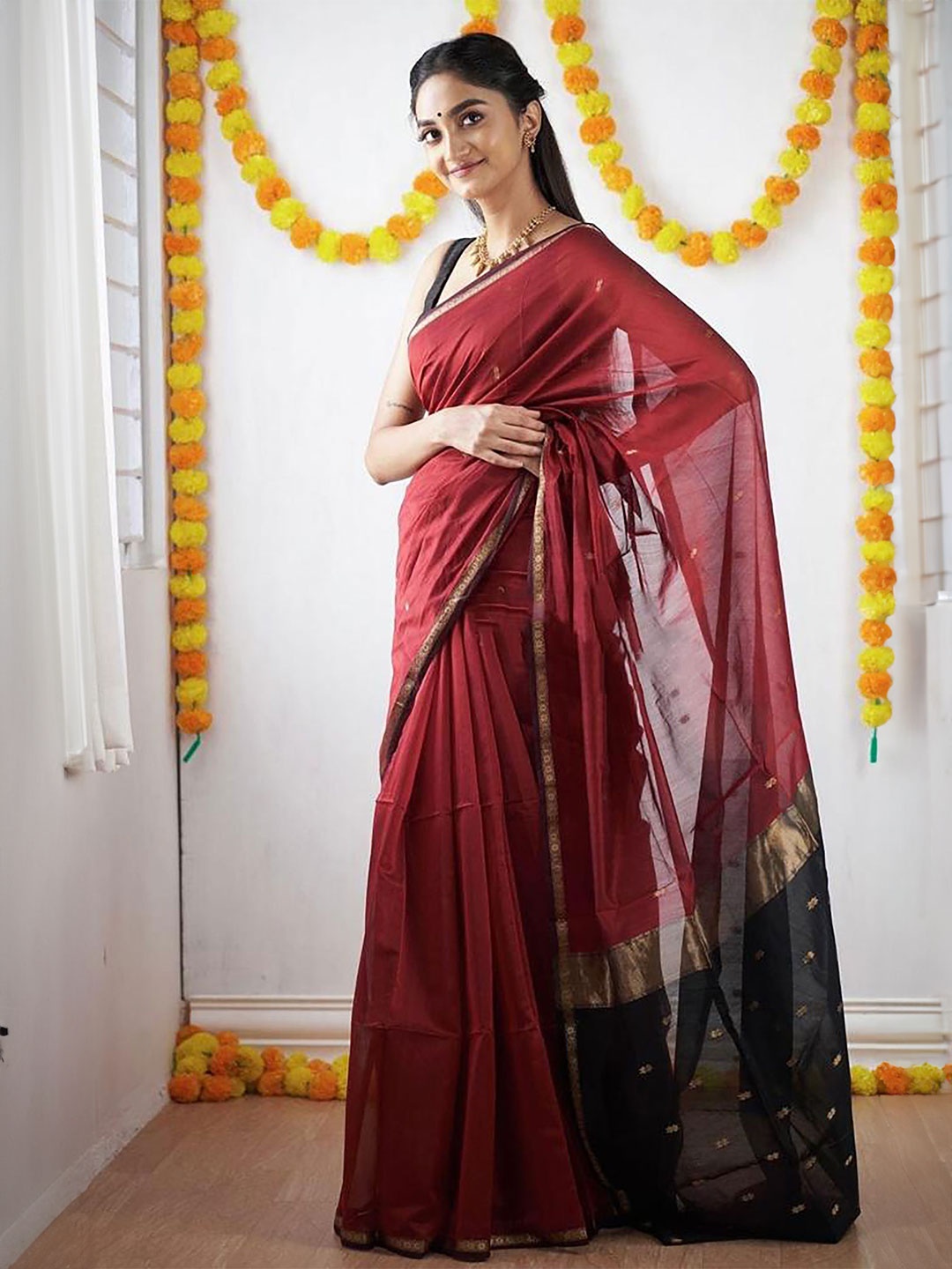 

bigben textile Woven Design Zari Banarasi Saree, Red