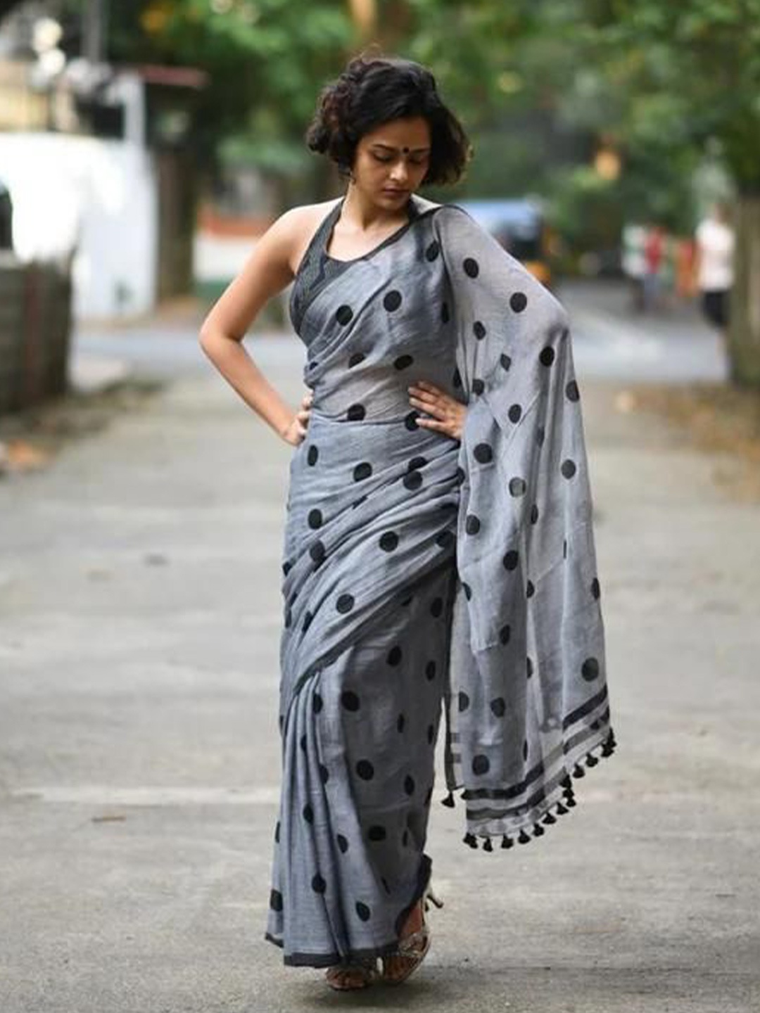 

Ruuprekha Polka Dot Pure Cotton Khadi Saree, Grey