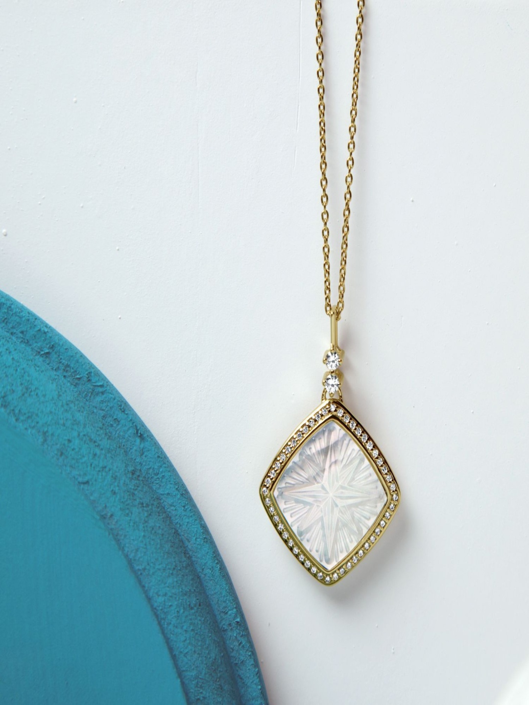 

VELVET IMPERIAL Gold-Plated Triangular Pendants with Chains