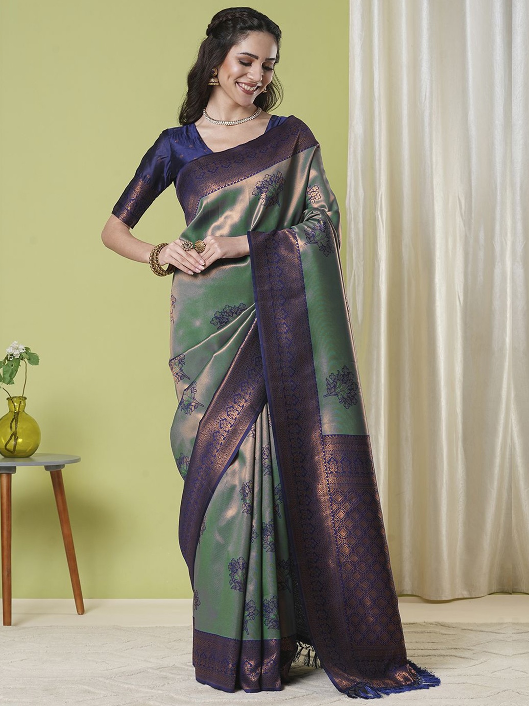 

KAYOMMI Floral Zari Banarasi Saree, Green