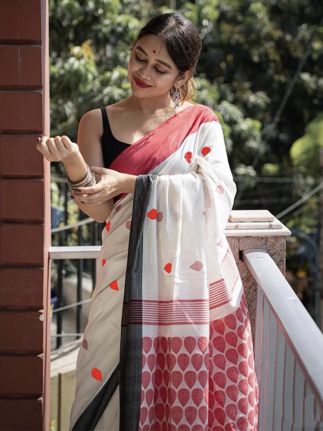 

Ruuprekha Woven Design Pure Cotton Khadi Saree, Red