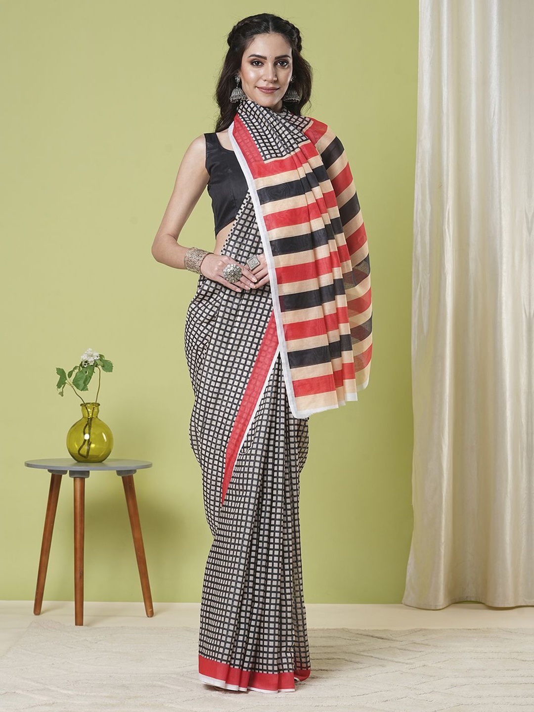 

KAYOMMI Checked Banarasi Saree, Black